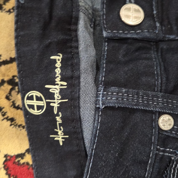 Hot In Hollywood - Picture 4 of 6